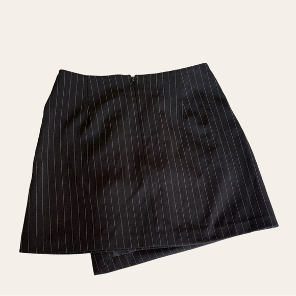 Cute Black and White Stripes Skirt (Unknown Size) - Picture 3 of 4